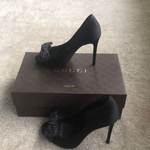 Gucci black peep toe pump